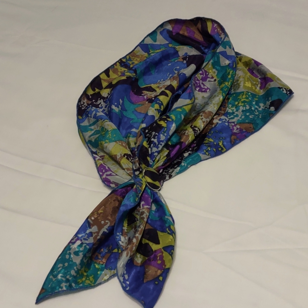 Neck scarf with Velcro button